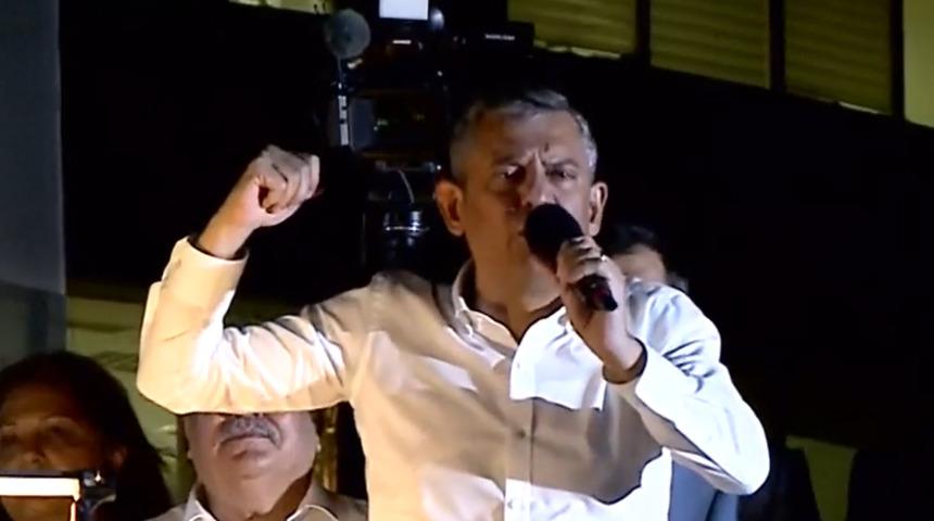 Özgür Özel'den Aydın mitinginde Özlem Çerçioğlu'na sert sözlerle tepki göstererek çağrı yaptı: "Hodri meydan Aydın seçimlerini yenileyelim"