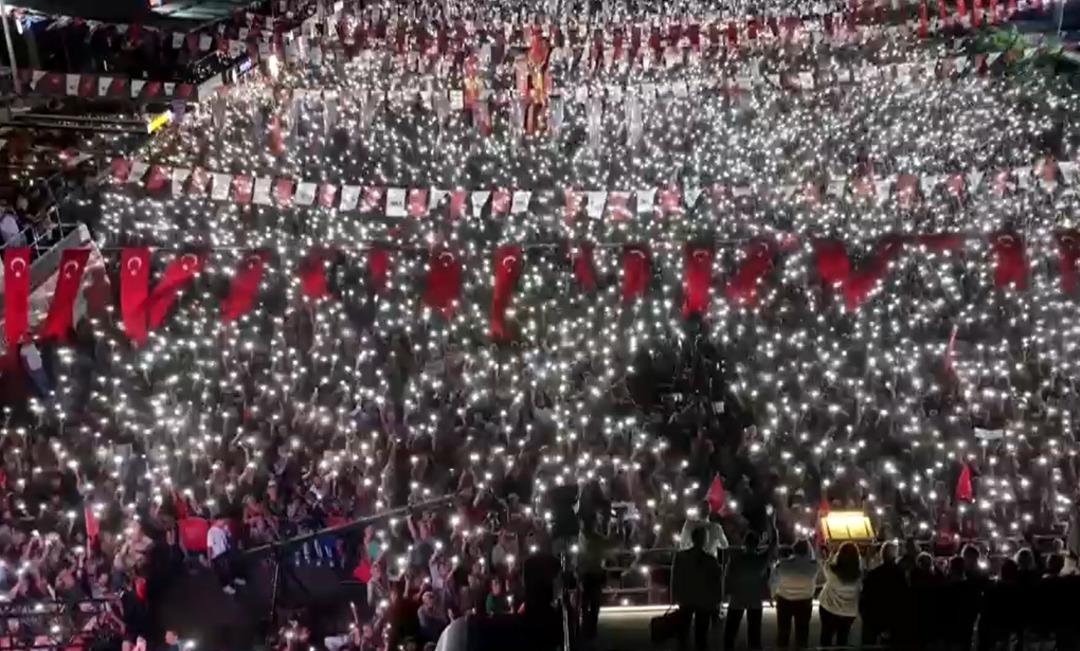 Özgür Özel den Aydın mitinginde Özlem Çerçioğlu na sert sözlerle tepki göstererek çağrı yaptı: "Hodri meydan Aydın seçimlerini yenileyelim" 2