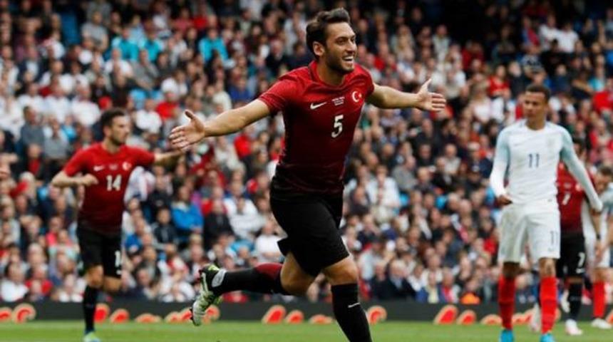 Hakan &Ccedil;alhanoğlu milli takım idmanında sakatlandı