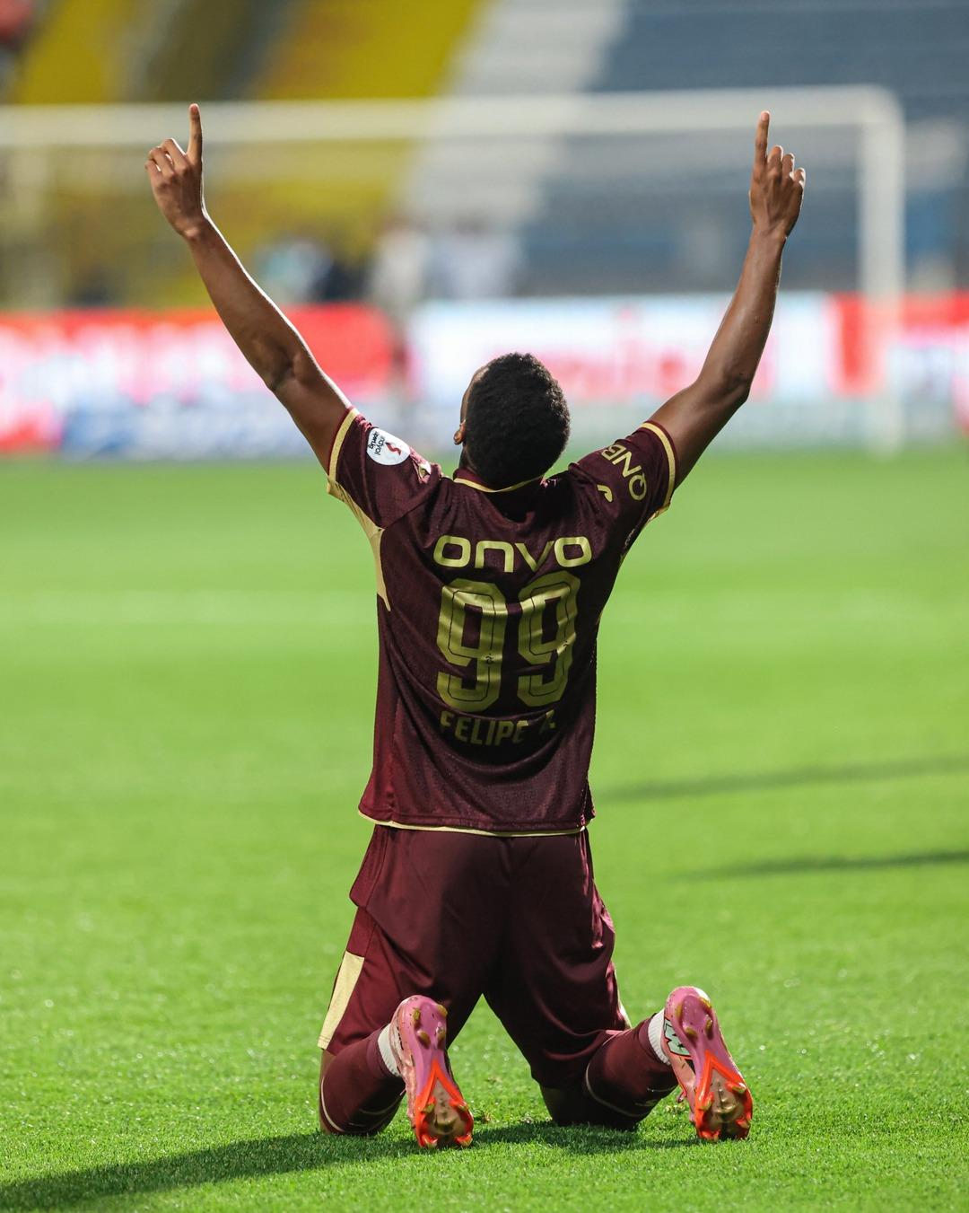 Trabzonspor Süper Lig e fırtına gibi başladı! 2 maç 2 galibiyet... Kasımpaşa yı da kayıpsız geçtiler 3