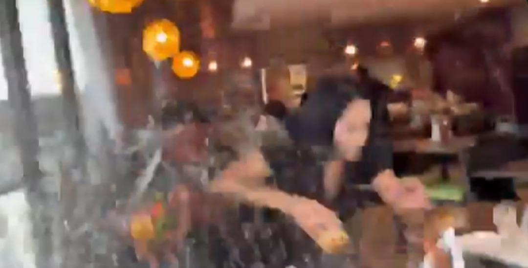 Restoranda yemek videosu çeken fenomenlere araba çarptı! O anlar olay oldu 2