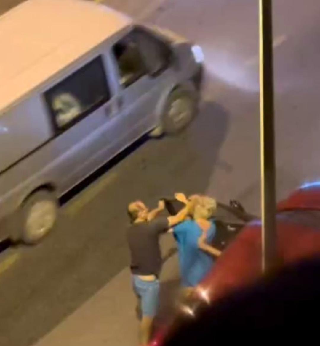 Kuşadası sokaklarında akılalmaz olay! İki kadın bir erkek birbirine girdi 1