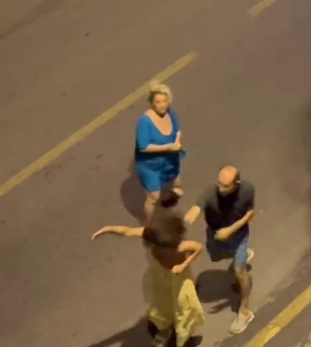 Kuşadası sokaklarında akılalmaz olay! İki kadın bir erkek birbirine girdi 3