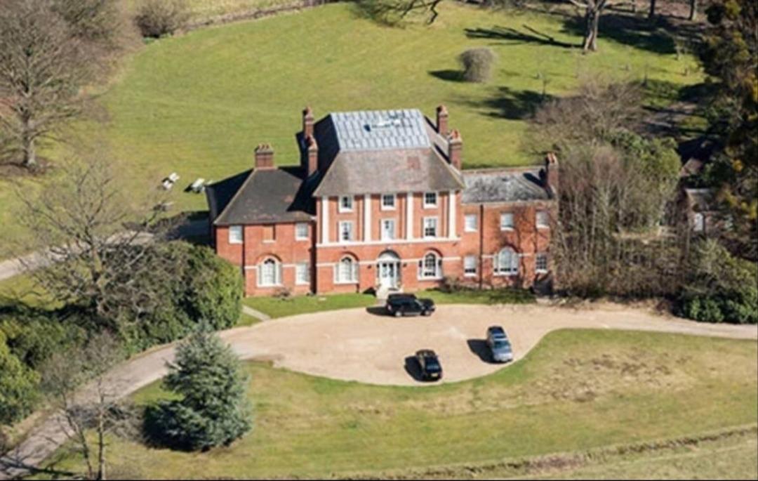 Kraliyet ailesinden şaşırtan istek! Yeni komşularını istemiyorlar 1