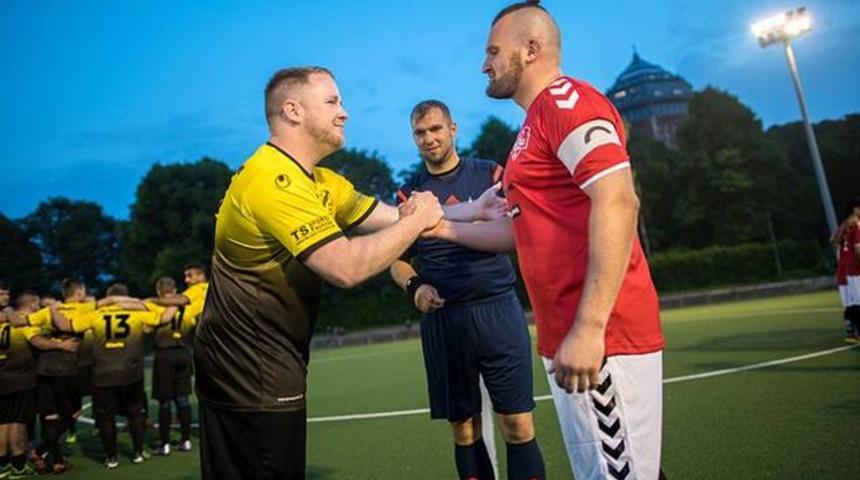 111 saat futbol oynayarak rekor kırdılar