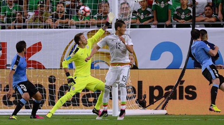 Muslera kendini kaybetti! Hakemi d&ouml;vecekti