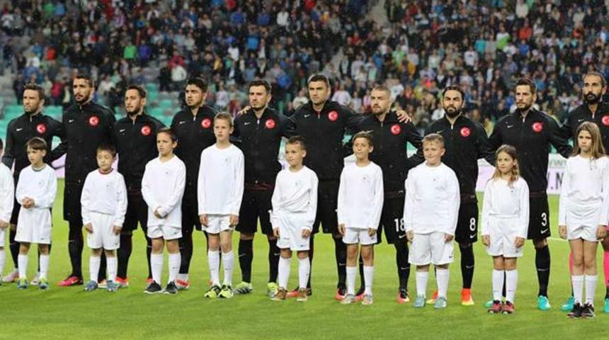 T&uuml;rk seyirciler aşırı sağcı grupların hedefinde