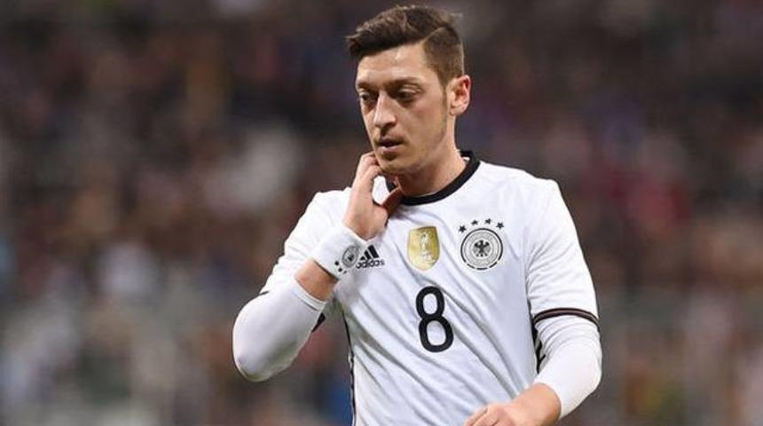 Mesut &Ouml;zil&rsquo;e ırk&ccedil;ı saldırı!