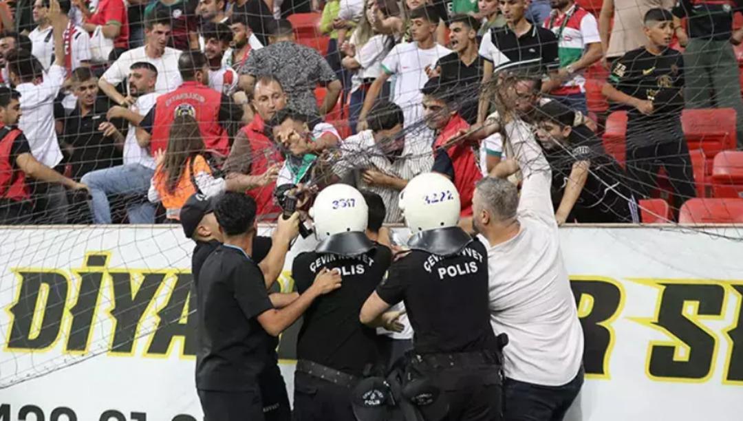 Amedspor-Erzurumspor maçında son düdük çaldı, ortalık savaş alanına döndü! Herkes birbirine girdi 2