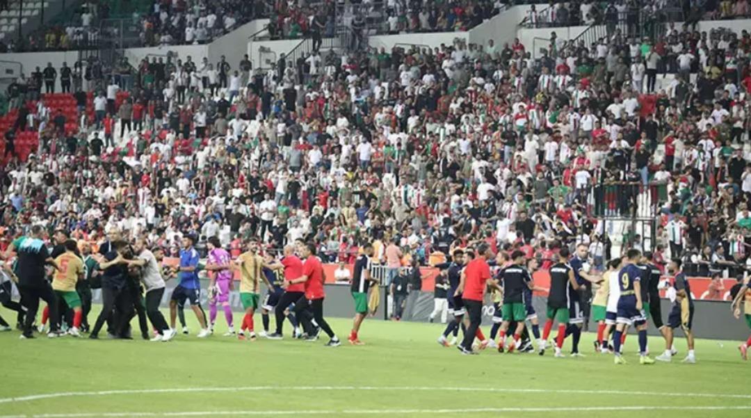 Amedspor-Erzurumspor maçında son düdük çaldı, ortalık savaş alanına döndü! Herkes birbirine girdi 3