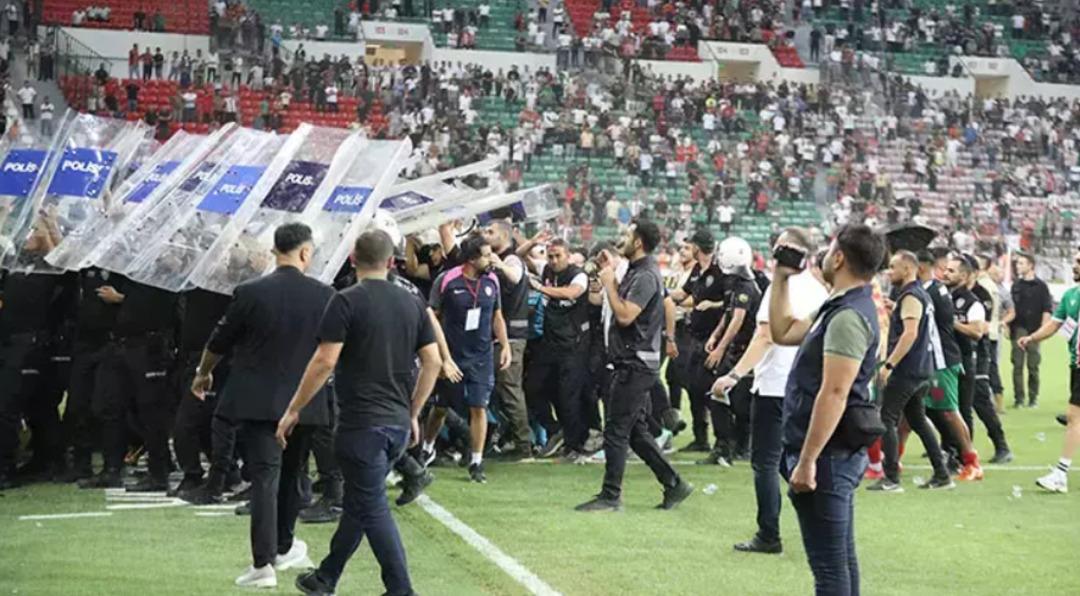 Amedspor-Erzurumspor maçında son düdük çaldı, ortalık savaş alanına döndü! Herkes birbirine girdi 4