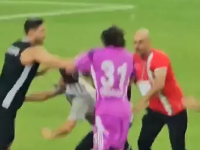 Amedspor-Erzurumspor maçında son düdük çaldı, ortalık savaş alanına döndü! Herkes birbirine girdi