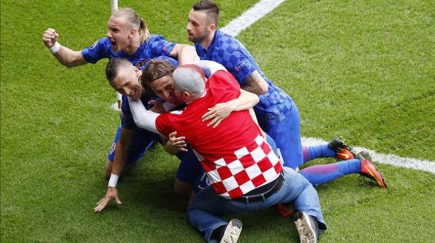 Modric'in gol&uuml;nden sonra sahaya taraftar girdi