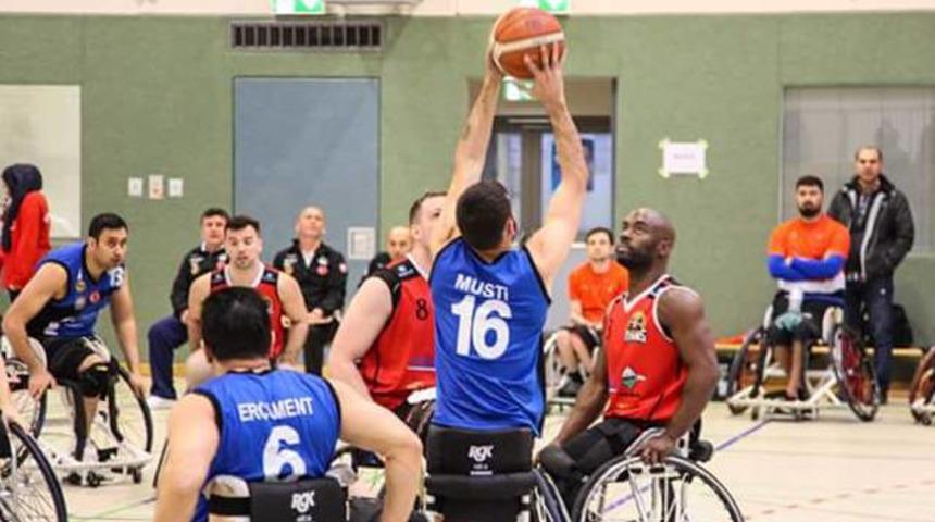 Teknik adam engelli sporcusunu u&ccedil;akta d&ouml;vd&uuml;