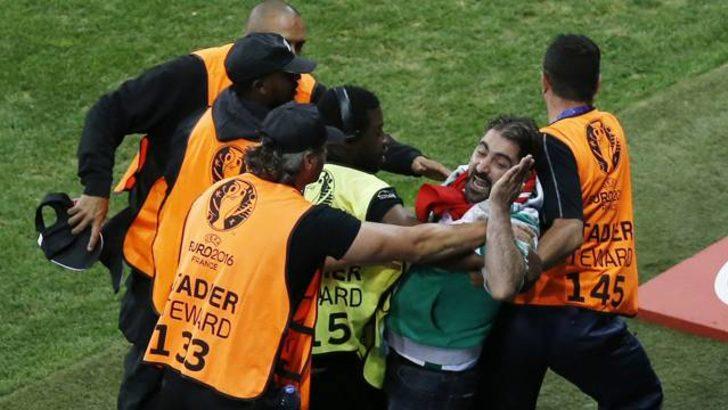 Sahaya giren taraftardan Fatih Terim'e ve futbolculara küfür