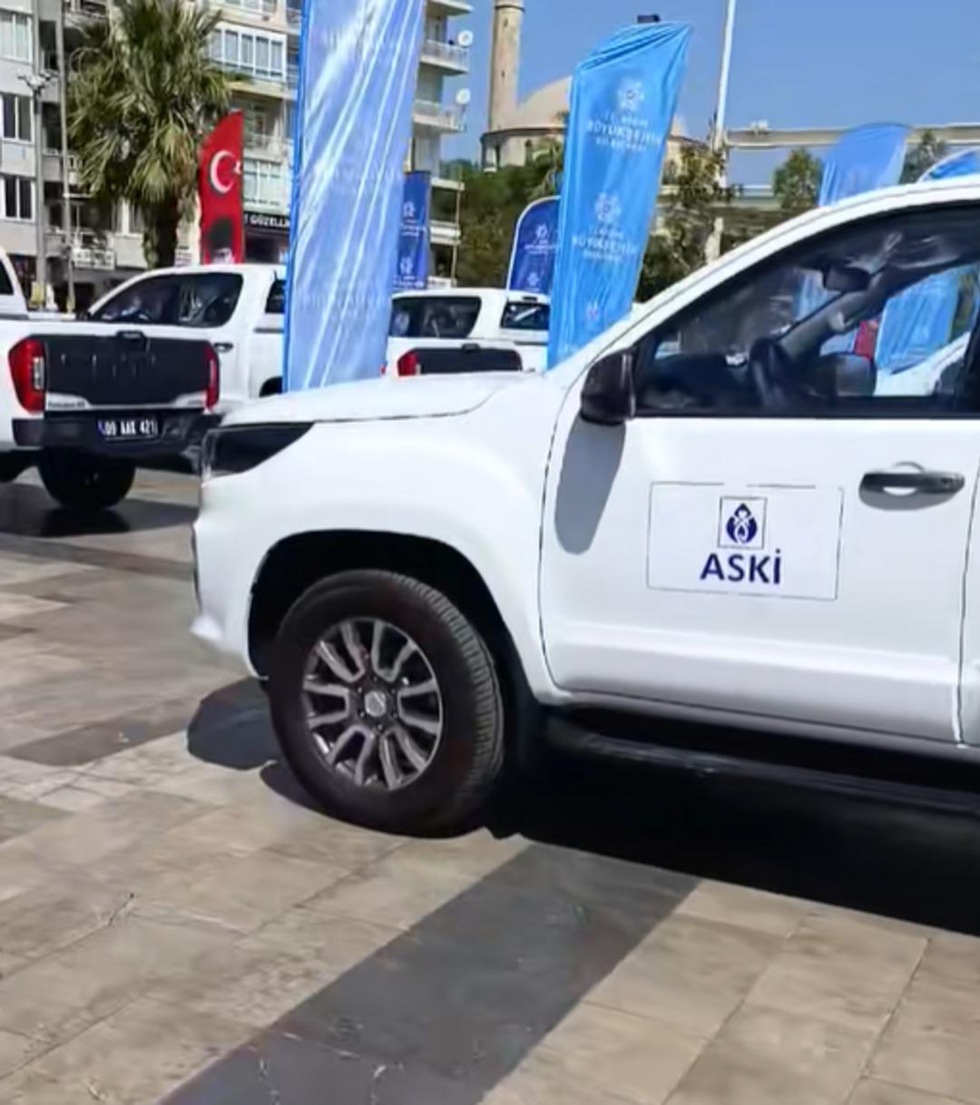 CHP den AK Parti ye geçmişti... Hepsini kent meydanına dizdi, yeni araç plakalarındaki  AAK  detayı olay oldu 1