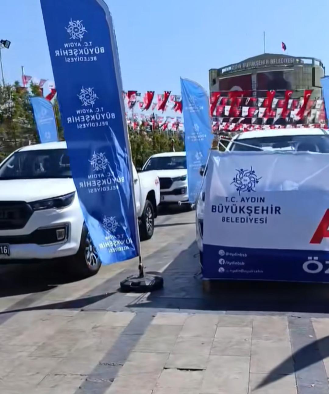 CHP den AK Parti ye geçmişti... Hepsini kent meydanına dizdi, yeni araç plakalarındaki  AAK  detayı olay oldu 3