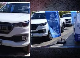 CHP'den AK Parti'ye geçmişti... Hepsini kent meydanına dizdi, yeni araç plakalarındaki 'AAK' detayı olay oldu