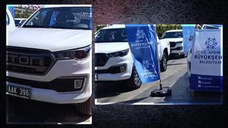 CHP'den AK Parti'ye geçmişti... Hepsini kent meydanına dizdi, yeni araç plakalarındaki 'AAK' detayı olay oldu