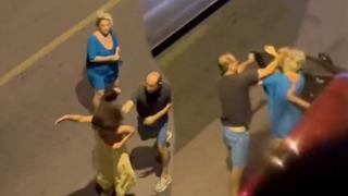 Kuşadası’nda ilginç kavga: 2 kadın bir erkek mahalleyi ayağa kaldırdı! Olay anı kamerada