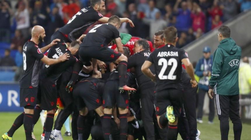 Arnavutluk, Romanya'yı evine g&ouml;nderdi!