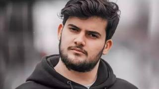 'Jrokez' lakaplı Twitch yayıncısı Oğuzhan Dalgakıran son yolculuğuna uğurlandı! Cenazedeki yaka kartları gündem oldu