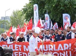 Kazanda taş kaynatıp balon patlattılar! Memurlar zam için grevde 'Tiyatro sahneleniyor''