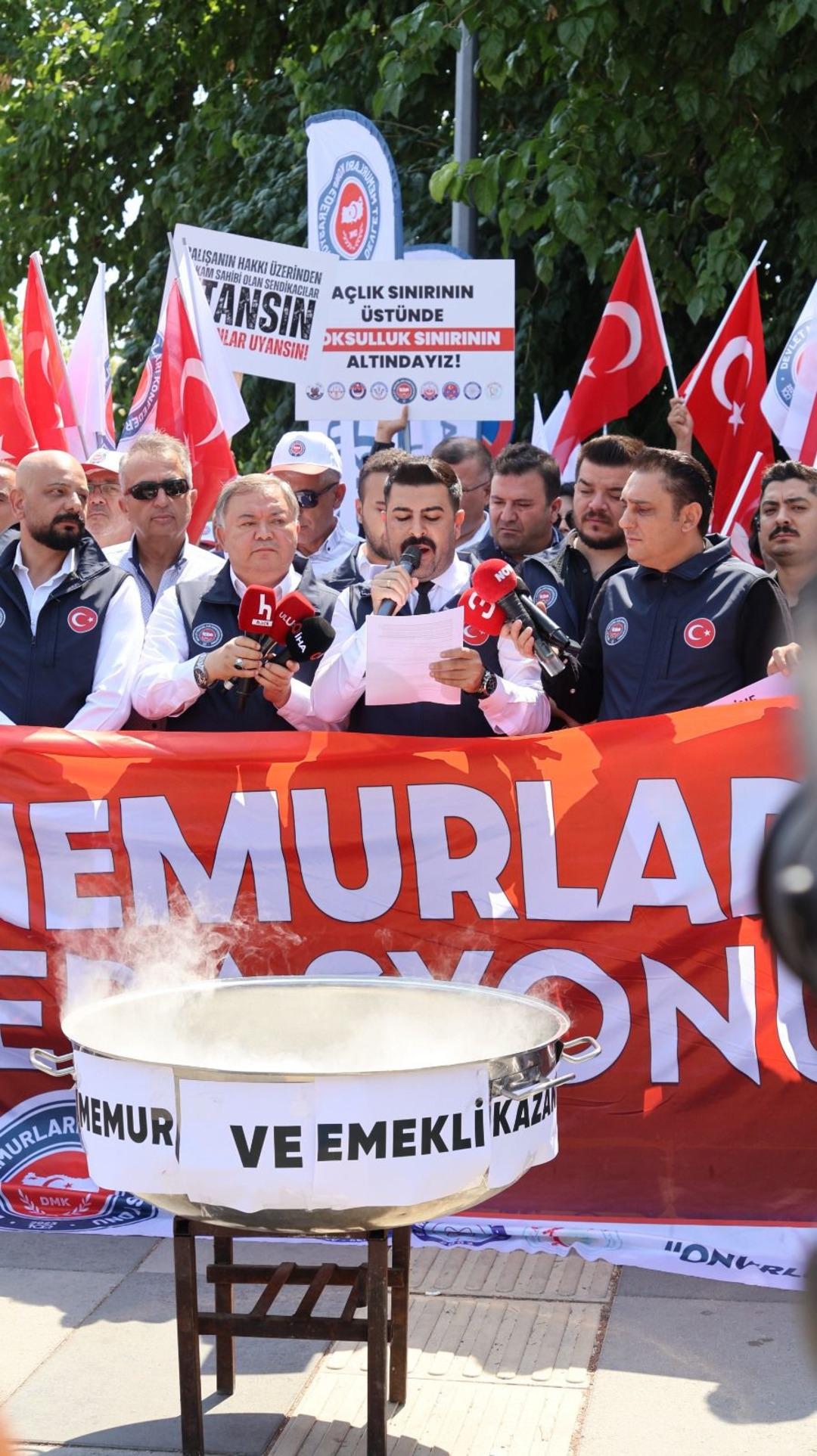 Kazanda taş kaynatıp balon patlattılar! Memurlar zam için grevde  Tiyatro sahneleniyor   2