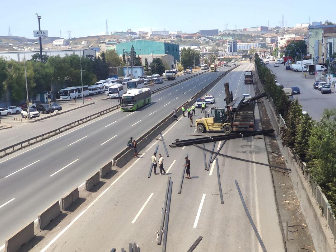 Demir profiller yola savruldu: D-100 kara yolu ulaşıma kapandı! 3