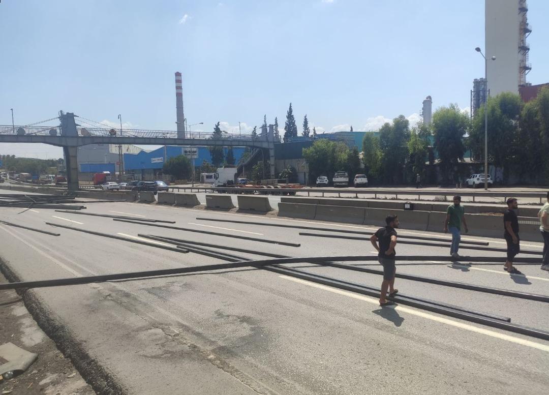 Demir profiller yola savruldu: D-100 kara yolu ulaşıma kapandı! 1