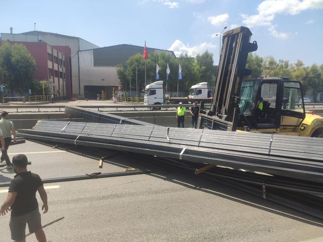 Demir profiller yola savruldu: D-100 kara yolu ulaşıma kapandı! 2