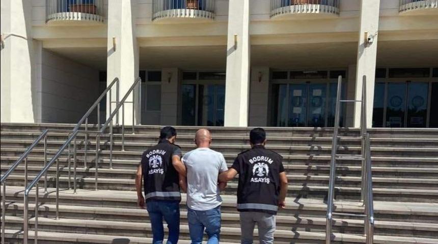 Bodrum’da suç makinesi sahte kimlikle kıs kıvrak yakalandı