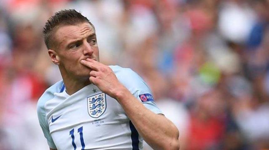 Jamie Vardy, Leicester'de kalıyor