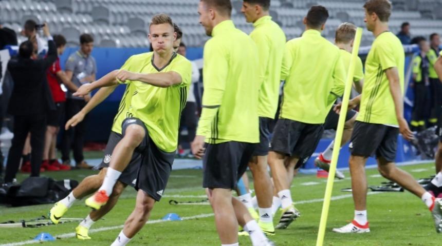 "Podolski'nin takımda olması &ccedil;ok &ouml;nemli"