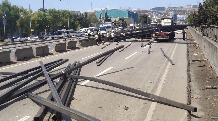 Demir profiller yola savruldu: D-100 kara yolu ulaşıma kapandı!