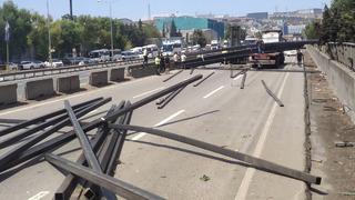 Demir profiller yola savruldu: D-100 kara yolu ulaşıma kapandı!