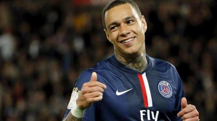 Van der Wiel Fenerbah&ccedil;e kul&uuml;p binasına geldi