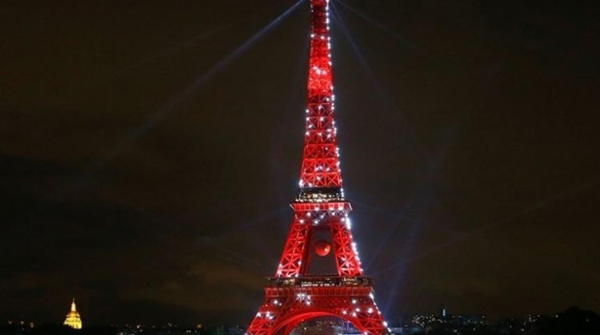 Eyfel bir kez daha T&uuml;rk bayrağına b&uuml;r&uuml;nebilir