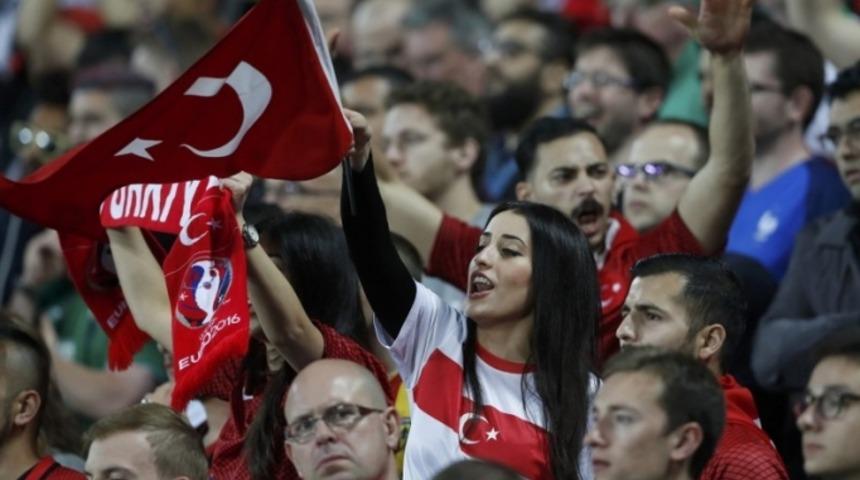 Paris'te b&uuml;y&uuml;k T&uuml;rkiye sevinci! 