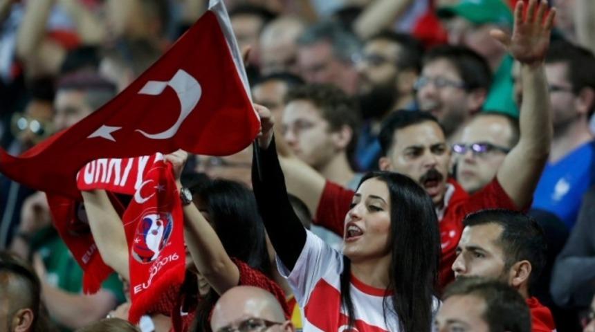 Fransa'da T&uuml;rk bayrağı tepkisi