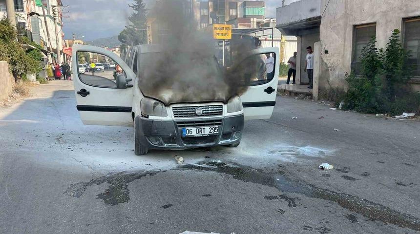 Osmaniye’de hafif ticari araç alev alev yandı