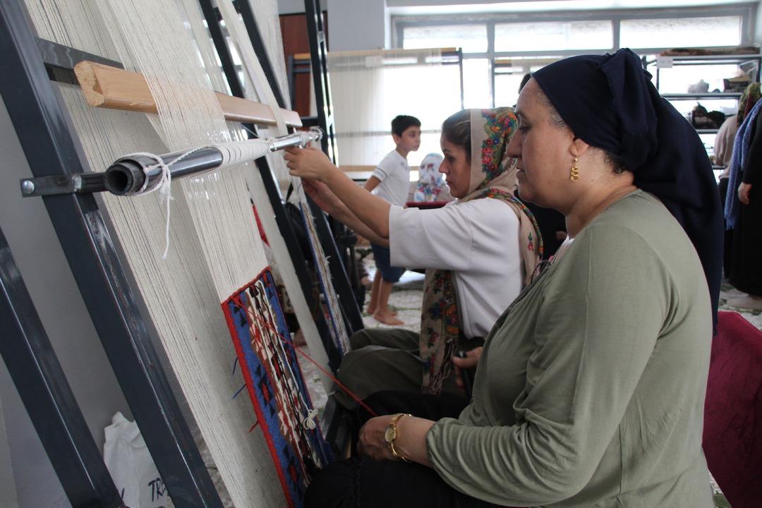 Kadın emeğiyle yüz yıllık miras geleceğe taşınıyor: Jirki kilimi dünyaya açılıyor 3