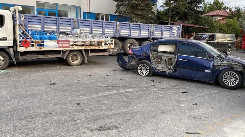 Bolu&rsquo;da facianın eşiğinden d&ouml;n&uuml;ld&uuml;! T&uuml;p y&uuml;kl&uuml; kamyon kazaya karıştı