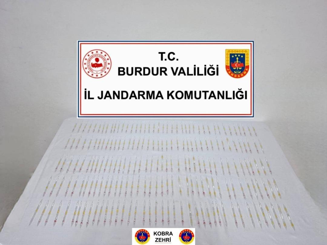 Burdur da sıra dışı operasyon! 60 milyon lira değerinde 201 tüp kobra zehri ele geçirildi 3