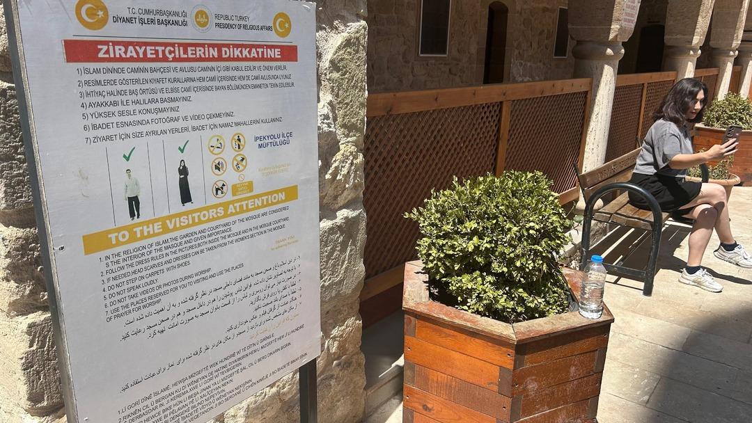 Tarihi camide tartışma yaratan görüntü! Türkçe, İngilizce, Arapça ve Kürtçe uyarılar işe yaramadı 3