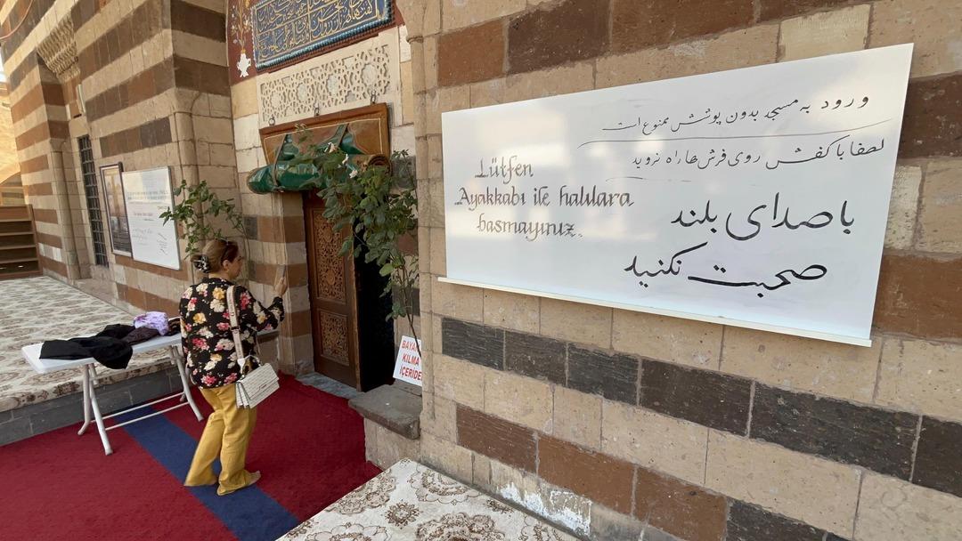 Tarihi camide tartışma yaratan görüntü! Türkçe, İngilizce, Arapça ve Kürtçe uyarılar işe yaramadı 4