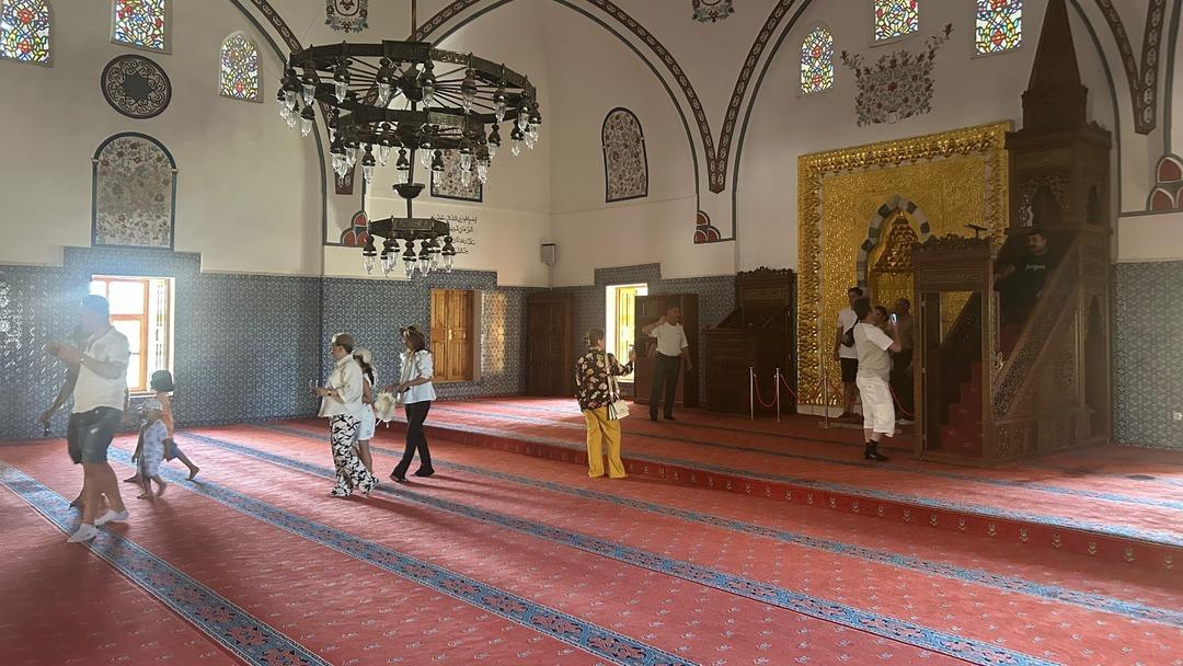 Tarihi camide tartışma yaratan görüntü! Türkçe, İngilizce, Arapça ve Kürtçe uyarılar işe yaramadı 5