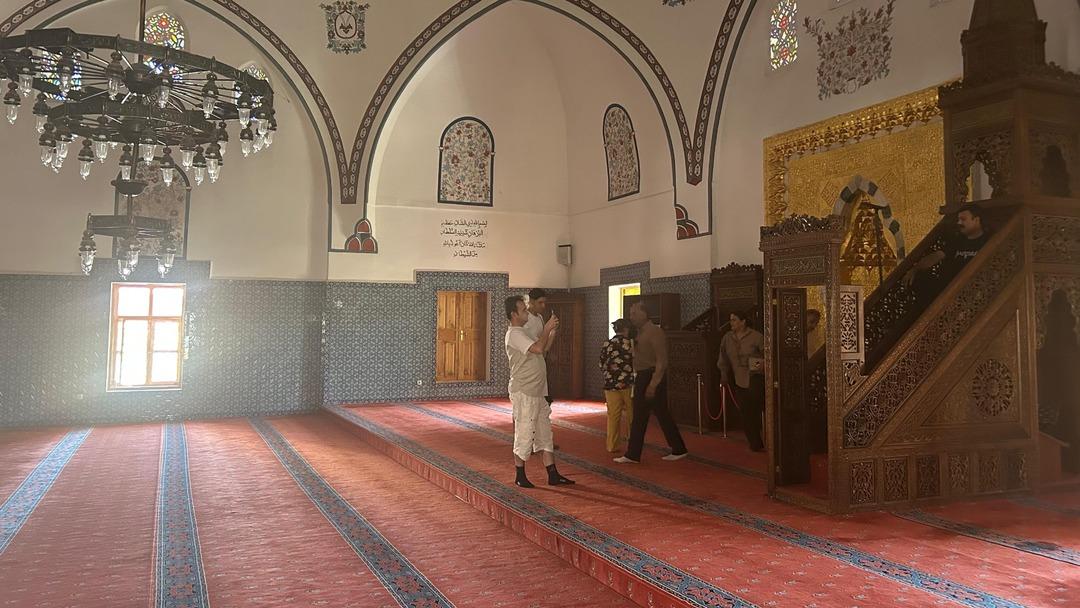 Tarihi camide tartışma yaratan görüntü! Türkçe, İngilizce, Arapça ve Kürtçe uyarılar işe yaramadı 6