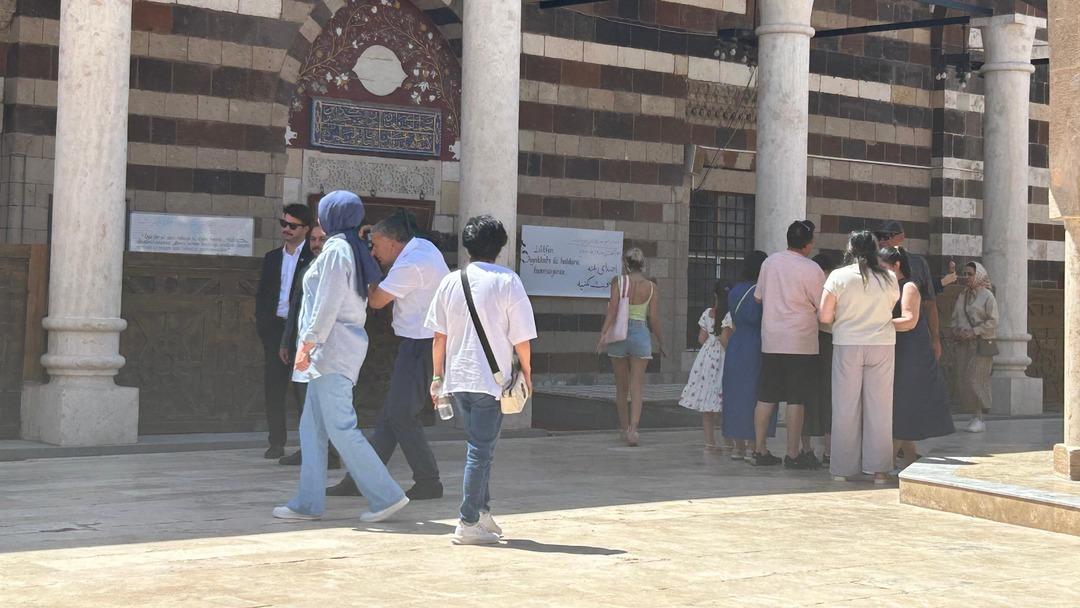 Tarihi camide tartışma yaratan görüntü! Türkçe, İngilizce, Arapça ve Kürtçe uyarılar işe yaramadı 7