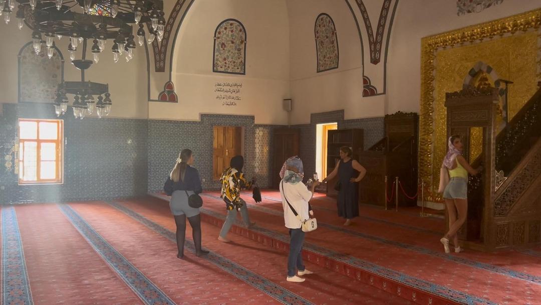 Tarihi camide tartışma yaratan görüntü! Türkçe, İngilizce, Arapça ve Kürtçe uyarılar işe yaramadı 8